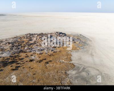 Isola rocciosa con alberi di baobab in una salina secca, vista aerea, isola di Kubu, Botswana Foto Stock