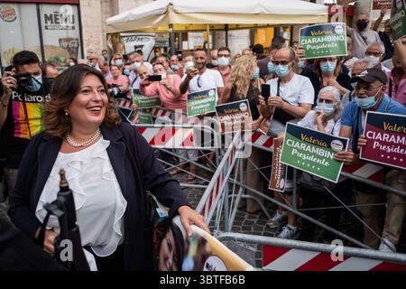 17 settembre 2020, Napoli, Italia: NAPOLI, ITALIA - 21 SETTEMBRE 2020 - la candidata alla Presidenza della regione Campania, Valeria Ciarambino, del partito politico italiano ''movimento 5 stelle'' (movimento 5 stelle), partecipa alla manifestazione finale con i cittadini per la campagna elettorale delle regioni italiane, in piazza CaritÃ a Napoli, 17 settembre 2020. Il 20 e 21 settembre le regioni italiane Veneto, Liguria, Toscana, Marche, Campania e Puglia voteranno a favore del presidente della regione, in concomitanza con il referendum costituzionale italiano sul taglio del parliame italiano Foto Stock