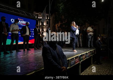 17 settembre 2020, Napoli, Italia: NAPOLI, ITALIA - 21 SETTEMBRE 2020 - la candidata alla Presidenza della regione Campania, Valeria Ciarambino, del partito politico italiano ''movimento 5 stelle'' (movimento 5 stelle), partecipa alla manifestazione finale con i cittadini per la campagna elettorale delle regioni italiane, in piazza CaritÃ a Napoli, 17 settembre 2020. Il 20 e 21 settembre le regioni italiane Veneto, Liguria, Toscana, Marche, Campania e Puglia voteranno a favore del presidente della regione, in concomitanza con il referendum costituzionale italiano sul taglio del parliame italiano Foto Stock