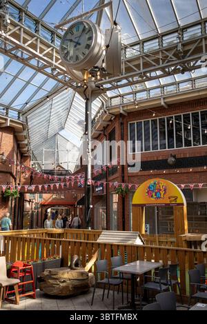 Regno Unito, Inghilterra, Cumbria, Carlisle, The Lanes Shopping Centre, atrio centrale e area giochi per bambini Foto Stock