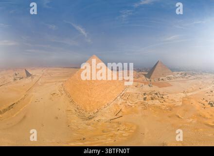 7 ottobre 2011, Giza, Egitto: Veduta aerea delle piramidi in Egitto durante la notte. (Immagine di credito: © Airpano LLC/Amazing Aerial via cavo ZUMA) Foto Stock