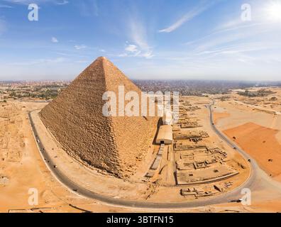 8 ottobre 2011, Giza, Egitto: Vista aerea panoramica delle grandi Piramidi di Giza in Egitto (immagine di credito: © Airpano LLC/Amazing Aerial via ZUMA Wire) Foto Stock