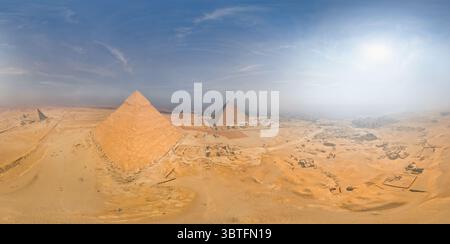 7 ottobre 2011, Giza, Egitto: Veduta aerea delle piramidi in Egitto durante la notte. (Immagine di credito: © Airpano LLC/Amazing Aerial via cavo ZUMA) Foto Stock