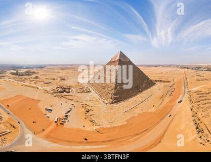 8 ottobre 2011, Giza, Egitto: Vista aerea panoramica delle grandi Piramidi di Giza in Egitto (immagine di credito: © Airpano LLC/Amazing Aerial via ZUMA Wire) Foto Stock