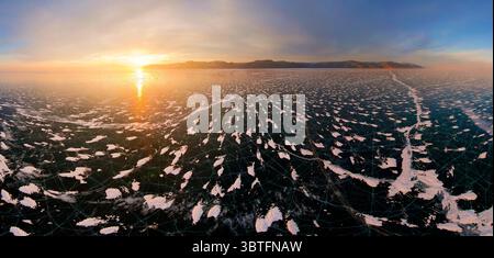 15 marzo 2013, Russia: Vista aerea sopra il lago ghiacciato Baikal, Russia (immagine di credito: © Airpano LLC/Amazing Aerial via ZUMA Wire) Foto Stock