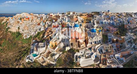 2 febbraio 2013, Oia, Grecia: Veduta aerea della città di Thira, Santorini, Grecia. (Immagine di credito: © Airpano LLC/Amazing Aerial via cavo ZUMA) Foto Stock