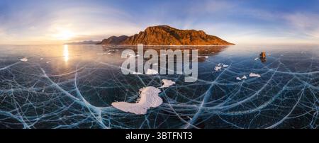 22 ottobre 2014, Russia: Veduta aerea dell'auto che attraversa il lago ghiacciato Baikal, Russia (immagine di credito: © Airpano LLC/Amazing Aerial via ZUMA Wire) Foto Stock