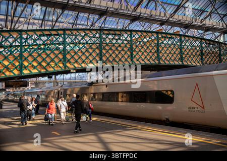 Regno Unito, Inghilterra, Cumbria, Carlisle, stazione ferroviaria Citadel treno Avanti West Coast per Glasgow al binario Foto Stock