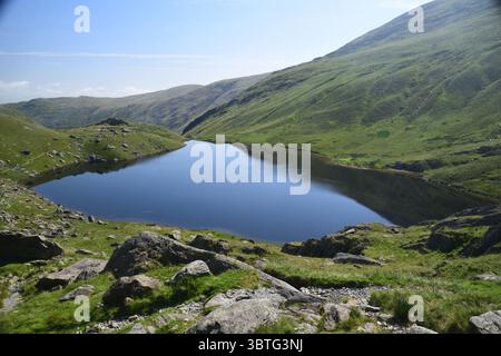 Piccolo tarn d'acqua all'interno di Mardale nel Lake District Foto Stock