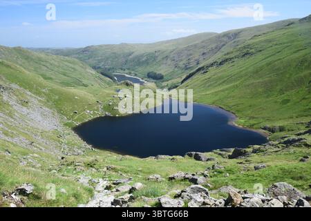 Piccolo tarn d'acqua all'interno di Mardale nel Lake District Foto Stock