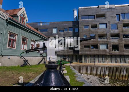 Arpione baleniera fuori dal Polar Museum (Polarmuseet) a Tromso, contea di Troms, NorwayTromso è una città della municipalità di Tromsø nella contea di Troms, Norvegia. Foto Stock