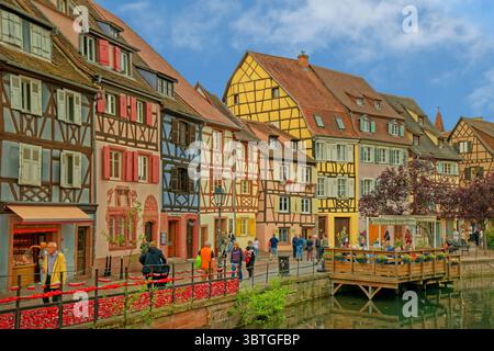 Edifici in legno nella zona "Little Venice" della città vecchia di Colmar Foto Stock