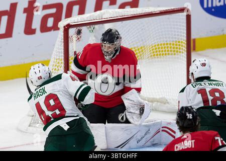 14 ottobre 2019: Minnesota Wild Victor Rask (49) segna il primo posto sul portiere degli Ottawa Senators Craig Anderson (41) durante la partita NHL tra i Minnesota Wild e gli Ottawa Senators al Canadian Tire Centre di Ottawa, Canada. Daniel Lea/CSM (immagine di credito: &Copy; Daniel Lea/CSM tramite cavo ZUMA) Foto Stock