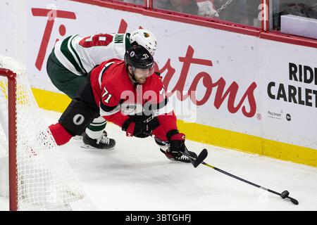 14 ottobre 2019: I senatori di Ottawa Chris Tierney (71) e i Minnesota Wild Luke Kunin (19) combattono per il puck durante la partita NHL tra i Minnesota Wild e gli Ottawa Senators al Canadian Tire Centre di Ottawa, Canada. Daniel Lea/CSM (immagine di credito: &Copy; Daniel Lea/CSM tramite cavo ZUMA) Foto Stock