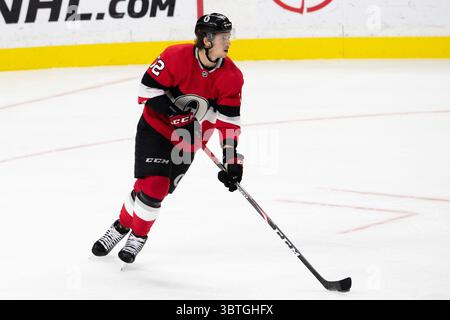 14 ottobre 2019: Il difensore degli Ottawa Senators Thomas Chabot (72) sembra passare durante la partita NHL tra i Minnesota Wild e gli Ottawa Senators al Canadian Tire Centre di Ottawa, Canada. Daniel Lea/CSM (immagine di credito: &Copy; Daniel Lea/CSM tramite cavo ZUMA) Foto Stock