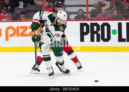 14 ottobre 2019: Minnesota Wild Jason Zucker (16) controlla il puck ed è agganciato dai senatori di Ottawa Thomas Chabot (72) durante la partita NHL tra Minnesota Wild e Ottawa Senators al Canadian Tire Centre di Ottawa, Canada. Daniel Lea/CSM (immagine di credito: &Copy; Daniel Lea/CSM tramite cavo ZUMA) Foto Stock