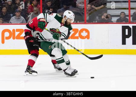 14 ottobre 2019: Minnesota Wild Jason Zucker (16) controlla il puck ed è agganciato dai senatori di Ottawa Thomas Chabot (72) durante la partita NHL tra Minnesota Wild e Ottawa Senators al Canadian Tire Centre di Ottawa, Canada. Daniel Lea/CSM (immagine di credito: &Copy; Daniel Lea/CSM tramite cavo ZUMA) Foto Stock