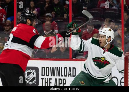 14 ottobre 2019: Gli Ottawa Senators Bobby Ryan (9) high stick Minnesota Wild Luke Kunin (19) durante la partita NHL tra i Minnesota Wild e gli Ottawa Senators al Canadian Tire Centre di Ottawa, Canada. Daniel Lea/CSM (immagine di credito: &Copy; Daniel Lea/CSM tramite cavo ZUMA) Foto Stock