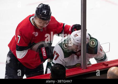 14 ottobre 2019: Gli Ottawa Senators Brady Tkachuk (7) controllano Minnesota Wild Marcus Foligno (17) nelle tavole durante la partita NHL tra Minnesota Wild e Ottawa Senators al Canadian Tire Centre di Ottawa, Canada. Daniel Lea/CSM (immagine di credito: &Copy; Daniel Lea/CSM tramite cavo ZUMA) Foto Stock