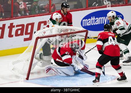 14 ottobre 2019: Craig Anderson (41), portiere degli Ottawa Senators, anatra mentre la rete viene spostata durante la partita della NHL tra i Minnesota Wild e gli Ottawa Senators al Canadian Tire Centre di Ottawa, Canada. Daniel Lea/CSM (immagine di credito: &Copy; Daniel Lea/CSM tramite cavo ZUMA) Foto Stock