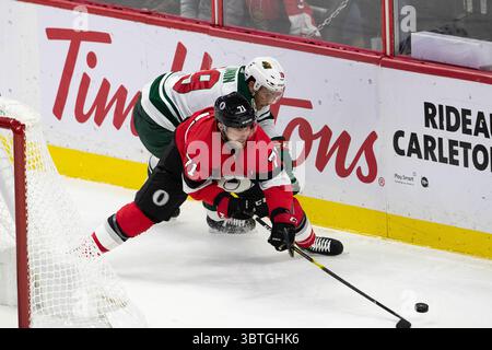 14 ottobre 2019: I senatori di Ottawa Chris Tierney (71) e i Minnesota Wild Luke Kunin (19) combattono per il puck durante la partita NHL tra i Minnesota Wild e gli Ottawa Senators al Canadian Tire Centre di Ottawa, Canada. Daniel Lea/CSM (immagine di credito: &Copy; Daniel Lea/CSM tramite cavo ZUMA) Foto Stock