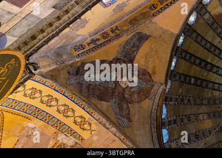 Un angelo serafico dipinto a sei ali decora il soffitto ad arco della Moschea di Hagia Sophia a Istanbul, in Turchia, tra mosaici e dettagli d'oro. Foto Stock
