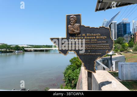 27 MAGGIO 2025 - Austin, Texas, USA - Una targa dedicata ad Ann W Richards sul Congress Avenue Bridge di Austin, Texas Foto Stock