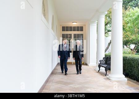 16 ottobre 2019, Washington, District of Columbia, Stati Uniti: Il presidente DONALD TRUMP cammina con il presidente italiano SERGIO MATTARELLA mercoledì 16 ottobre 2019, lungo il colonnato West Wing presso la Rose Garden Steps alla Casa Bianca. (Immagine di credito: © White House/ZUMA Wire/ZUMAPRESS.com) Foto Stock