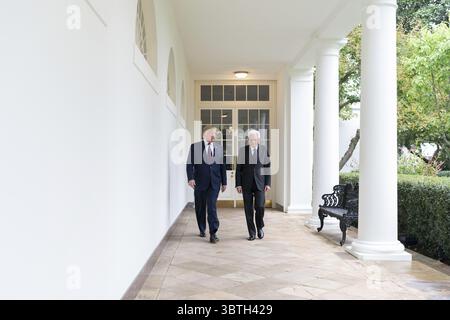 16 ottobre 2019, Washington, DC, Stati Uniti d'America: Il presidente degli Stati Uniti Donald Trump, a sinistra, cammina con il presidente italiano Sergio Mattarella, a destra, lungo il colonnato occidentale della Casa Bianca il 16 ottobre 2019 a Washington, DC. (Credit Image: © Shealah Craighead via ZUMA Wire) Foto Stock