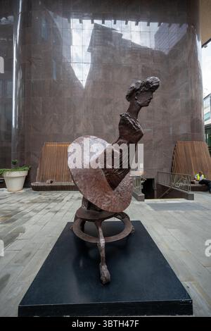 Londra, Regno Unito, 15 luglio 2025, è la quattordicesima edizione di Sculpture in the City con 11 opere di artisti famosi ed emergenti: Ai Weiwei, Jane and Louise Wilson, Andrew Sabin, Julian Opie, Maya Rose Edwards, Samuel Ross, Richard Mackness, Elisa Artesero, Daniel Silver e Oliver Bragg. Apertura dal 15 luglio fino alla primavera 2026., Andrew Lalchan Photography/Alamy Live News Foto Stock