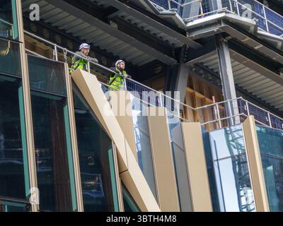 I costruttori guardano fuori dalla struttura del 2 Finsbury Avenue, un importante progetto di grattacielo in costruzione a Broadgate, City of London, parte della continua riqualificazione del distretto finanziario di Londra. Foto Stock