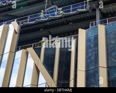 I costruttori guardano fuori dalla struttura del 2 Finsbury Avenue, un importante progetto di grattacielo in costruzione a Broadgate, City of London, parte della continua riqualificazione del distretto finanziario di Londra. Foto Stock