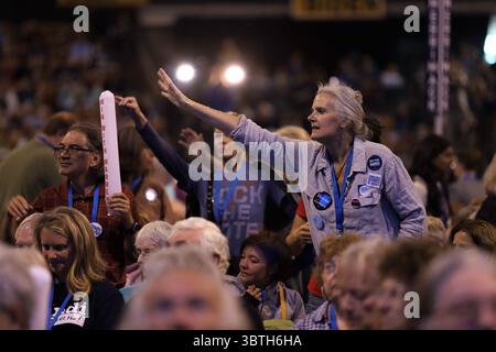 7 settembre 2019, Manchester, New Hampshire, Stati Uniti: Un sostenitore di ELIZABETH WARREN raggiunge un segno della campagna durante la Convenzione Democratica dello Stato di New Hamsphire a Manchester, New Hampshire. (Immagine di credito: © Christy Prosser/ZUMA Wire/ZUMAPRESS.com) Foto Stock
