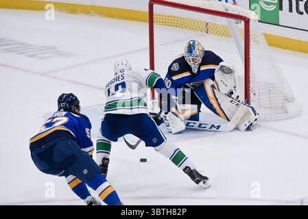 17 ottobre 2019: Il difensore dei Vancouver Canucks Quinn Hughes (43) supera l'ala sinistra dei St. Louis Blues David Perron (57) ma non riesce a superare il portiere dei St. Louis Blues Jordan Binnington (50) durante una partita della National Hockey League tra i Vancouver Canucks e i St. Louis Blues tenutasi all'Enterprise Center di St. Louis City, MO Richard Ulreich/CSM (Credit Image: &Copy; Richard Ulreich Wire/CSM) Foto Stock