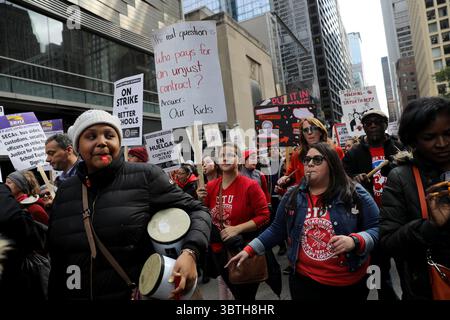 17 ottobre 2019, Chicago, Illinois, Stati Uniti: Gli insegnanti e i sostenitori del CPS si radunano di fronte alla sede centrale della Chicago Public Schools nel centro di Chicago. Gli insegnanti del CPS dicono che lo sciopero continuerà mentre i funzionari scolastici annullano le lezioni del venerdì. (Immagine di credito: © Abel Uribe/TNS tramite filo ZUMA) Foto Stock