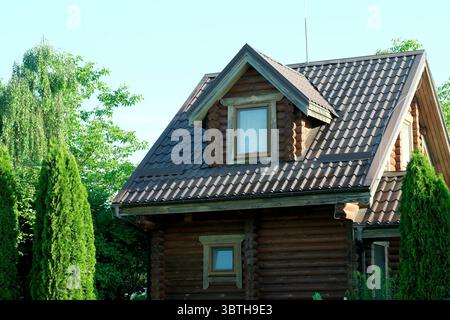 Vista ravvicinata del tetto e dell'esterno di una cabina in legno. Foto Stock