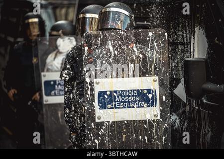 18 ottobre 2019, Barcellona, Catalogna, Spagna: La polizia sommossa catalana è coperta di vernice bianca mentre gli attivisti catalani favorevoli all'indipendenza protestano contro il verdetto della Corte Suprema contro 9 dei 12 leader catalani per sedizione, uso improprio di fondi pubblici e desobbedienza in relazione a un referendum vietato sulla secessione e un voto per l'indipendenza al Parlamento catalano nell'ottobre 2017. (Immagine di credito: © Matthias OesterleZUMA Wire) Foto Stock