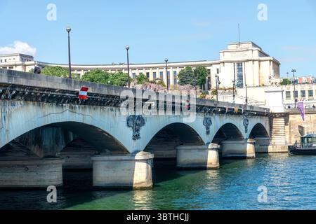 Parigi, Francia - 6 maggio 2025: Il ponte Pont d' Lena a Parigi, che si estende sulla Senna, e un passaggio pedonale per la Torre Eiffel. Foto Stock