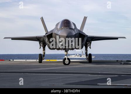 17 ottobre 2019, HMS Queen Elizabeth, nuova Scozia, Canada: Un caccia stealth F-35B Lightning della Royal Navy manovre in cabina di volo durante le operazioni sulla portaerei HMS Queen Elizabeth al largo delle coste del Canada 17 ottobre 2019 nell'Oceano Atlantico. La HMS Queen Elizabeth è la più grande nave da guerra mai costruita dalla Royal Navy ed è attualmente impiegata a supporto dell'esercitazione WESTLANT 19. (Immagine di credito: © Nathan T. Beard via ZUMA Wire) Foto Stock