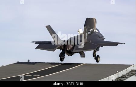 18 ottobre 2019, HMS Queen Elizabeth, nuova Scozia, Canada: Un caccia stealth F-35B Lightning della Royal Air Force viene lanciato dal ponte di volo della HMS Queen Elizabeth durante le operazioni di volo del 17 ottobre 2019 nell'Oceano Atlantico. La HMS Queen Elizabeth è la più grande nave da guerra mai costruita dalla Royal Navy ed è attualmente impiegata a supporto dell'esercitazione WESTLANT 19. (Immagine di credito: © Nathan T. Beard via ZUMA Wire) Foto Stock