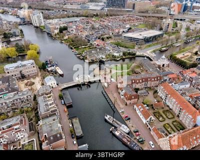 Vista aerea del lago Weerwater che riflette gli edifici, i ponti e le strade in un'affascinante danza urbana, Almere, Flevoland, Paesi Bassi. Foto Stock