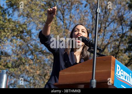 19 ottobre 2019, Queens, New York, Stati Uniti: La deputata Alexandria Ocasio Cortez, ha appoggiato Bernie Sanders e ha parlato ad un raduno del 25.000 nel Queensbridge Park, prima di presentare il senatore.,ha approvato Bernie Sanders e ha parlato ad un raduno del 25.000 nel Queensbridge Park, prima di presentare il senatore. (Immagine di credito: © Nancy Siesel/ZUMA Wire) Foto Stock