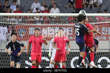 Yongin, Corea del Sud. 15 luglio 2025. Lee Donggyeong (1° R) della Corea del Sud affronta con Inagaki Sho (2° R) del Giappone durante l'ultima partita maschile tra Giappone e Corea del Sud all'EAFF (East Asian Football Federation) e-1 Football Championship 2025 Final a Yongin, Corea del Sud, 15 luglio 2025. Crediti: Yao Qilin/Xinhua/Alamy Live News Foto Stock