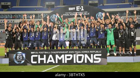 Yongin, Corea del Sud. 15 luglio 2025. I giocatori del Giappone celebrano la vittoria dell'ultima partita maschile tra Giappone e Corea del Sud alla finale dell'EAFF (East Asian Football Federation) e-1 Football Championship 2025 a Yongin, Corea del Sud, 15 luglio 2025. Crediti: Yao Qilin/Xinhua/Alamy Live News Foto Stock