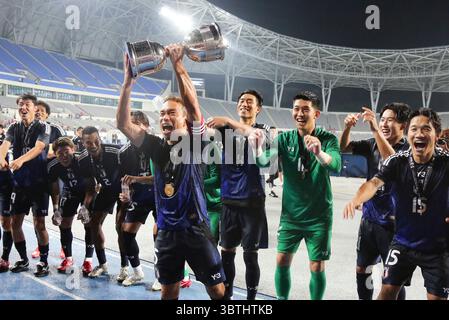 Yongin, Corea del Sud. 15 luglio 2025. I giocatori del Giappone celebrano la vittoria dell'ultima partita maschile tra Giappone e Corea del Sud alla finale dell'EAFF (East Asian Football Federation) e-1 Football Championship 2025 a Yongin, Corea del Sud, 15 luglio 2025. Crediti: Yao Qilin/Xinhua/Alamy Live News Foto Stock