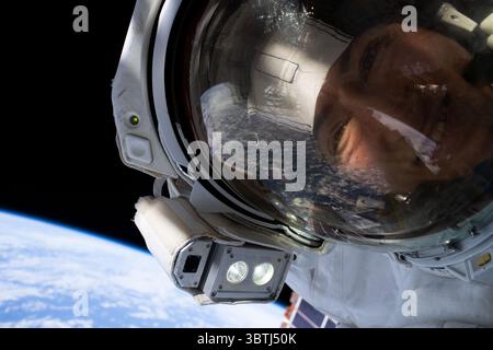 18 ottobre 2019, stazione spaziale Internazionale, ORBITA TERRESTRE: L'astronauta della NASA Christina Koch scatta un selfie con la Terra sullo sfondo durante la sua quarta passeggiata spaziale e la prima con la collega astronauta Jessica Meir 18 ottobre 2019 in Earth Orbit. Gli astronauti hanno tenuto la prima passeggiata spaziale al femminile per sostituire un'unità di carica della batteria guasta che non si è attivata dopo la precedente installazione di nuove batterie agli ioni di litio. (Immagine di credito: © NASA via ZUMA Wire) Foto Stock