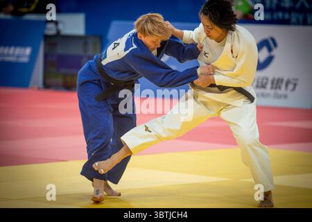 19 ottobre 2019 - Wuhan, Cina - U.S. Army Major. Amber Jones, United States Armed Forces Military World Games team judo concorrente, si prepara ad affrontare un avversario durante la competizione Council of International Sports for Military Judo a Wuhan in Cina, 19 ottobre 2019. Il 7° MWG vedrà la partecipazione di atleti militari provenienti da tutto il mondo con una partecipazione stimata di oltre 100 nazioni e più di 10.000 partecipanti. (Immagine di credito: © U.S. Air Force/ZUMA Wire/ZUMAPRESS.com) Foto Stock