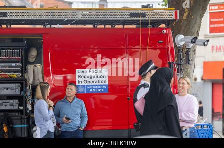 Londra, Regno Unito. 15 luglio 2025. Live Facial Recognition Metropolitan Police unit fuori dalla stazione della metropolitana di Hammersmith. La fotocamera conferma l'identità degli individui che utilizzano le loro caratteristiche facciali. Crediti: Mark Thomas/Alamy Live News Foto Stock