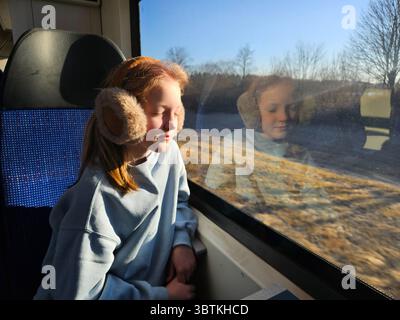 Girl in Train: Guarda fuori dalla finestra, Reflection. Foto di alta qualità Foto Stock