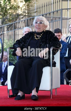28 ottobre 2019, Los Angeles, CA, Stati Uniti: LOS ANGELES - OCT 28: Lina Wertmuller alla cerimonia delle stelle Lina Wertmuller sulla Hollywood Walk of Fame il 28 ottobre 2019 a Los Angeles, CA (Credit Image: © Kathy Hutchins via ZUMA Wire) Foto Stock